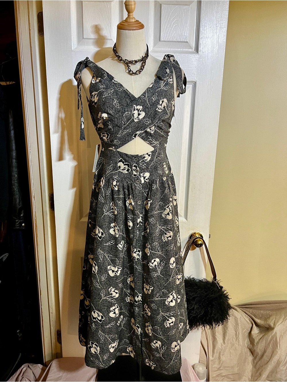 New Lizard Thicket Wms BlK White Floral Abstract Cutout Tie Pleated Midi Dress S